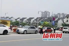 贴完条刚走又有车主违停 交警：将加大违停巡查力度图片