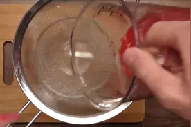 覆盆子巧克力慕斯奶酪 看看小哥是怎样做的视频封面