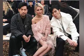 周杰伦昆凌夫妇携两位妈妈巴黎看秀，网友：昆凌大长腿好吸睛！视频封面