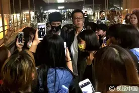 如今追星拼财力！土豪男粉丝机场送纪梵希把刘昊然吓懵图片