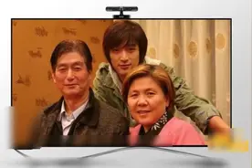 胡歌爸爸妈妈首次露面，妈妈很美，网友直呼：遗传基因好强大视频封面