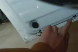 刚买的新车，这个贴纸一定要撕，不注意车门就被腐蚀了！视频封面