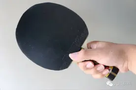 反手拧拉诀窍之基本握拍和放松大川乒乓教学图片