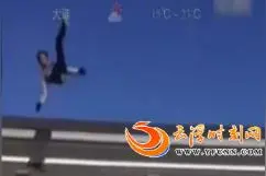 翻跟头牛人秀绝技 从屋顶一路翻到地面图片
