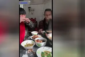 跟老丈人喝酒，老哥有千杯不醉的秘技，来来来，都 学起来，不谢视频封面