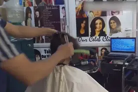 发型师帮妹子将脖子后的汗毛刮干净后，看着舒服多了！视频封面