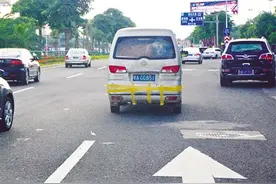 海口国兴大道现“胶带”面包车 市民：存在隐患图片