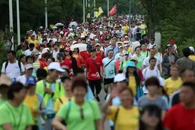 昨天7万贵阳市民，浩浩荡荡徒步出行，连5岁娃娃都坚持走完20公里图片