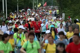 昨天7万贵阳市民，浩浩荡荡徒步出行，连5岁娃娃都坚持走完20公里图片