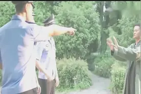 马云参加同学聚会，几张照片讽刺现实视频封面