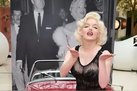 “玛丽莲·梦露”来了！模仿者着原版透视裙撅臀送香吻图片