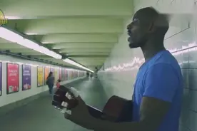 治愈系吉他弹唱，地下通道的音场太好了自带混响！