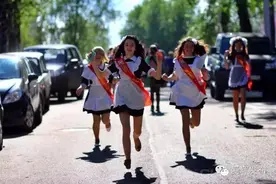 黑河对岸街头上演女仆阵，俄罗斯美少女惊呆了中国人图片