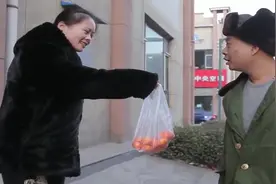 火车站附近，卖橘子骗术，小心上当受骗视频封面