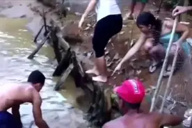 美女看人家抓鱼不过瘾，亲自下水抓视频封面