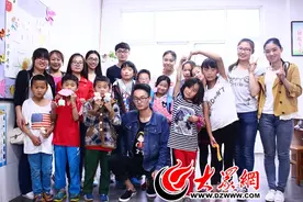 菏泽学院学生与特教中心儿童欢度节日图片