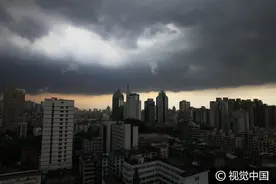 浙江温州：乌云翻滚罩城区，一道金光隔天地图片