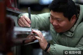 钢琴调律师的工匠精神，88个琴键220根琴弦听他指挥图片
