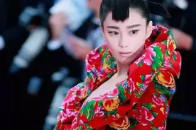 当钢铁侠、雷神、绿巨人、美国队长都穿上张馨予式戛纳大花布图片