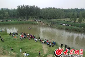 惠民辛店镇一男孩疑似落水 救援人员正在打捞图片
