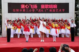原创童谣节目“童心飞扬 童歌唱响”唱响信阳市三小庆六一艺术节图片