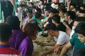 高校6米校庆蛋糕 师生太过热情争先恐后品尝图片