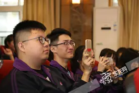 青春不毕业！复旦中学高三师生挥泪拥别图片