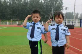 “萌娃闯警营”！当萌娃遇上警察，会擦出怎样的火花图片