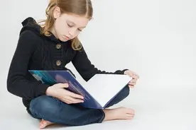 “光脚进教室”欧美受推崇 专家称可减少暴力图片