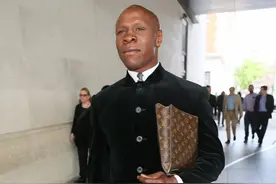 潮爆了！拳王现身BBC巨星气质十足 尖头长筒皮靴配LV手包图片