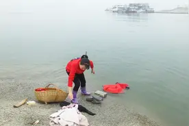 湖北宜昌：三峡油菜花开，美女在长江中洗衣洗菜！视频封面