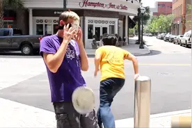 华人小伙在国外整人，向蒙眼路人砸蛋糕，砸完赶紧跑视频封面