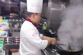 网友评论说：炒菜都不会翻锅？大厨手把手教你，学炒菜必备！视频封面