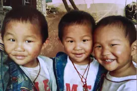 云南3胞胎男孩火灾遇难 家人只拾得两捧细碎遗骸图片