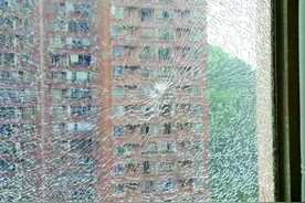 高楼住户家中玻璃出现“弹孔”：疑为气枪子弹所致图片