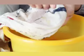衣服上沾有油渍怎么办？很简单！用点它，高效去除衣服油污！