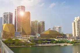 广西第二大城市，看到一座土豪金建筑，造型奇特抢眼视频封面