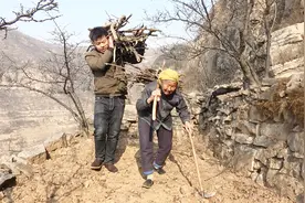 农村奶奶腰弯了还要上山背柴，有什么理由不坚强！