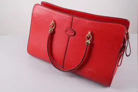 用妙招清洁皮包上的污渍！轻轻一擦，脏旧皮包瞬间崭新发亮！视频封面