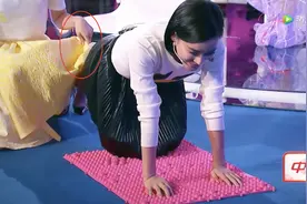 袁姗姗被彭于晏要求穿裙子做俯卧撑，阿雅一个动作显情商