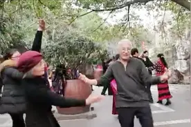 三八妇女节来了，两个人在广场来一段令人陶醉舞蹈，投入！视频封面