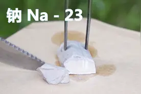 化学元素控 钠Na 会在水中爆炸的活泼碱金属