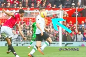 足球场上那些被足球爆头的倒霉蛋！疼到脸变形，真是太惨烈了！