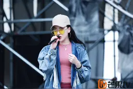 超女王金金与韩红同台 改编《花房姑娘》引万人合唱图片