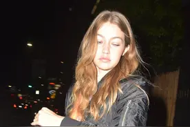 超模吉吉·哈迪德露脐装上街秀小蛮腰 一路不断撩发变高冷美人图片