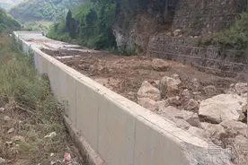 安富公路山体滑坡 从富民前往安宁需绕行昆明图片
