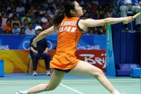 羽毛球颠覆性新规！身高2米的高个选手懵了：以后要跪着发球？图片