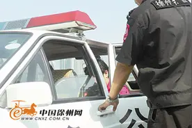 红衣女子从音乐桥上跳湖图片