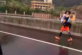 男友力爆棚！这小伙抱着女朋友跑马拉松爆红网络图片
