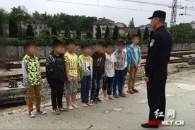 嫌平地溜滑板不拉风 五学生铁路边上演“速度与激情”图片